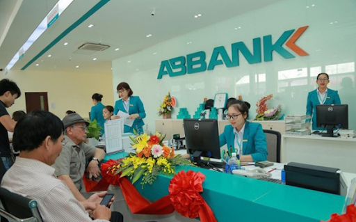 Hệ thống nhân viên trực hotline ngân hàng ABBank hỗ trợ khách hàng 24/7